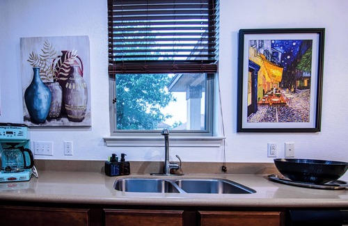 McNeil House | 4-King-Beds Bungalow Modern ~ Stylish Home North Austin~Minutes to Downtown