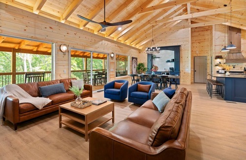 Frenchburg Apartment | 4 King Beds Hot Tub Fire Pit Forest View
