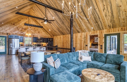 Mineral Bluff Cabin | 4 king en suites, mountain views and LUXURY