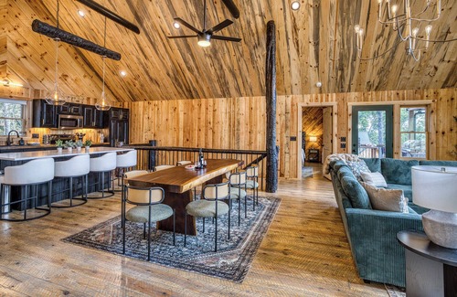 Mineral Bluff Cabin | 4 king en suites, mountain views and LUXURY