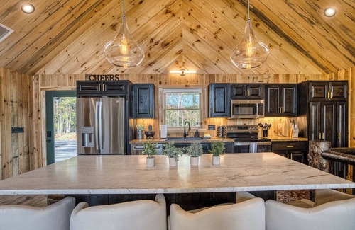 Mineral Bluff Cabin | 4 king en suites, mountain views and LUXURY