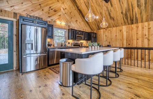 Mineral Bluff Cabin | 4 king en suites, mountain views and LUXURY