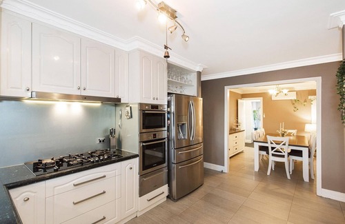 Dianella House | 4 Magical Majestic Family Home Sleeps 8 HUGE backyard + parking