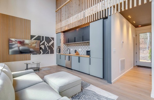 Pisgah Forest Cabin | 4 Mi to Downtown Brevard: Sleek Cabin w/Deck