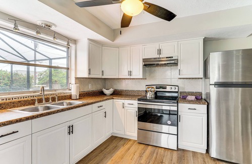 Caloosahatchee House | 4 Mi to Dtwn Cape Coral: Home w/Pool & Patio