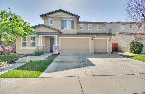 Merced House | 4 Mi to Dtwn Merced: Spacious Home w/Yard!