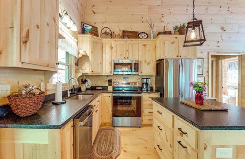 Cherry Log Cabin | 4 Mi to Fall Branch Falls: Peaceful Cabin w/Deck