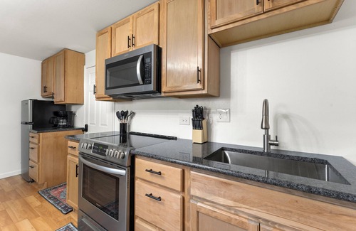 West Colorado Springs Apartment | 4 mi to Garden of Gods+Downtown+Old CO w Treehouse BSMT APT