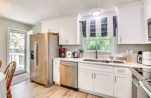 Newport News House | 4 Mi to Hampton Coliseum: Home w/Yard!