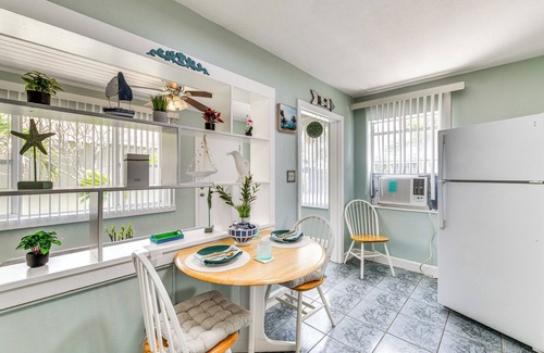 St. Pete Beach Apartment | 4 Mi to John's Pass: Cozy St Pete Beach Apt!