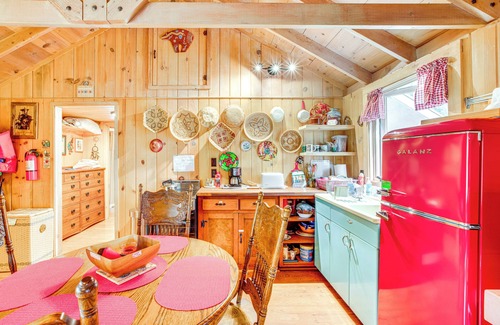 South Lake Tahoe Cabin | 4 Mi to Lake Tahoe: Cozy Cabin w/Deck!