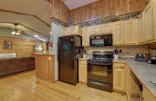 Sylvan Shores Cabin | 4 Mi to Lake: Wooded Log Cabin in Eureka Springs!