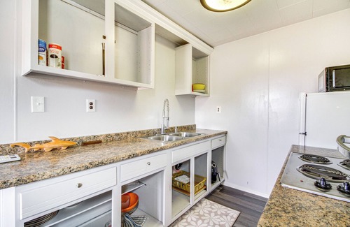 Bosque Farms Cottage | 4 Mi to Rio Grande: Bosque Farms Home w/Patio!