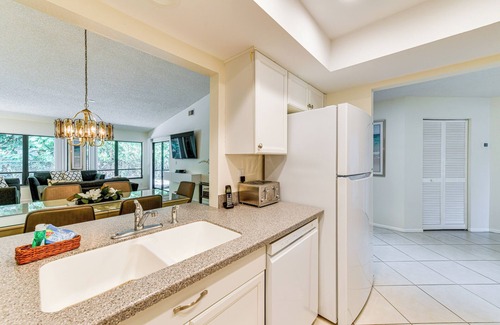 Sarasota Condo | 4 Mi to Siesta Beach: Condo w/Community Perks!