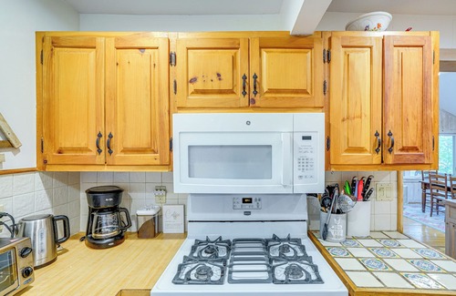 Richmond Cottage | 4 Mi to Skiing: Cottage w/Fire Pit in Richmond!