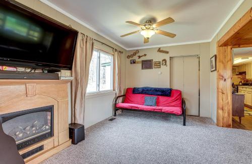 Evart House | 4 Mi to Snowmobile Trails Muskegon River Retreat