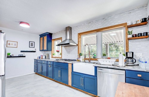 Gainesville Cottage | 4 Mi to UF: Pet-Friendly Home w/Yard & Deck