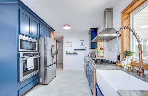 Gainesville Cottage | 4 Mi to UF: Pet-Friendly Home w/Yard & Deck