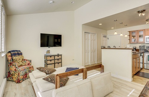 Vail Apartment | 4 Mi to Vail Ski Resort: Cozy Getaway w/Deck!
