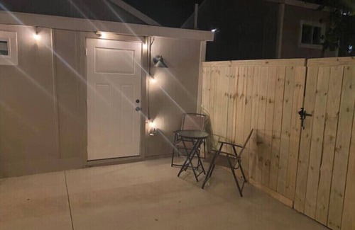 Highland Park Apartment | 4 MILE/RIVERWALK PRIVATE GUESTHOUSE WITH FIREPIT