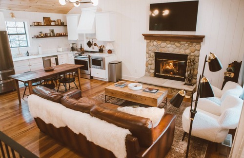 Gatlinburg - Pigeon Forge Cottage | 4 miles to Dollywood! Modern Cottage with Hot Tub + Fire Pit + Arcade + 2 Bunks!