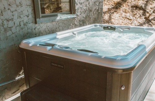 Gatlinburg - Pigeon Forge Cottage | 4 miles to Dollywood! Modern Cottage with Hot Tub + Fire Pit + Arcade + 2 Bunks!