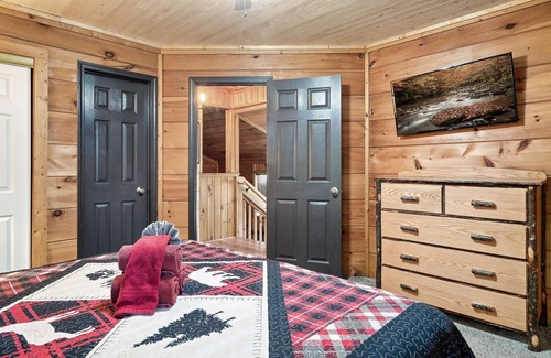 Hemlock Hills Cabin | 4 Miles to Downtown Gburg~HotTub~Firepit
