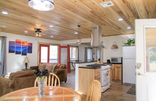 Cherokee House | 4 min 2 Casino, Romantic Getaway, Soaking Tub, 2 King Beds, Near Polar Express