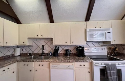 Charter Hills Cabin | 4 min Beech Mtn. Gem: Cabin Retreat near Slopes & Trails nPet friendly