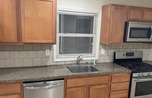 Ronkonkoma House | 4 mint walk train station. 6 Minutes drive from MacArthur Airport. free food