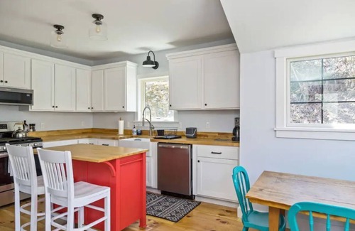 Warren House | 4-minutes to Sugarbush, steps to Warren Village!
