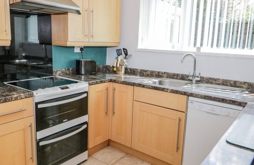 Penrhyn Bay Cottage | 4 PENRHYN BEACH EAST, pet friendly, with a garden in Penrhyn Bay
