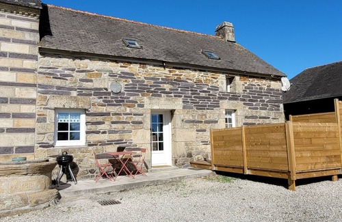 Plomodiern Cottage | 4-person gite, typical Breton farmhouse between sea and countryside
