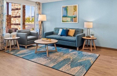 Greenville - Spartanburg Hotel | 4 Pet-Friendly Rooms w/Kitchen Near Roper Mountain Science Center & Attraction