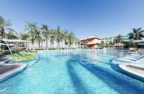 Fort Myers Beach Resort | 4 Pet-Friendly Rooms with Balcony & Outdoor Pool Near Crescent Beach Park