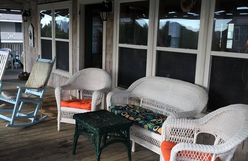 Wrightsville Beach House | 4 plus nights 400 per night. Excluding Thanksgiving only 2025. Charming cottage!