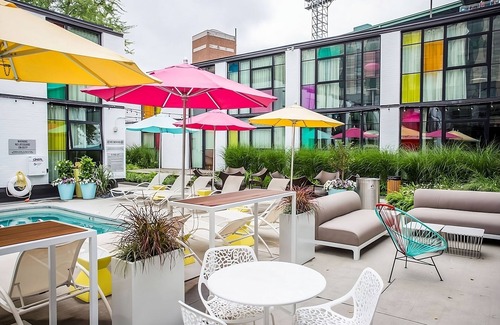 West Fens House | 4 Pool View Units Near The Paul Revere House! Valet Parking, Pets Allowed, Pool!