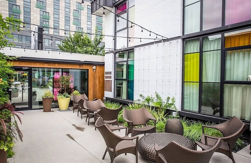 West Fens House | 4 Pool View Units Near The Paul Revere House! Valet Parking, Pets Allowed, Pool!