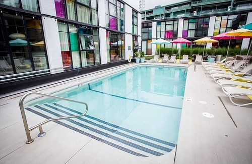 West Fens House | 4 Pool View Units Near The Paul Revere House! Valet Parking, Pets Allowed, Pool!