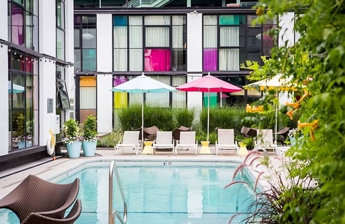 West Fens House | 4 Pool View Units Near The Paul Revere House! Valet Parking, Pets Allowed, Pool!
