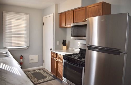 Cleveland House | 4 QUEEN Beds.10 min to Downtown. Stylish