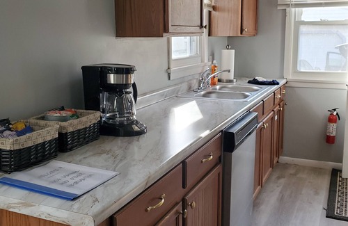 Cleveland House | 4 QUEEN Beds.10 min to Downtown. Stylish