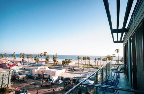 Venice Hotel | 4 Relaxing Rooms Near Venice Pier & Beach Fun | Rooftop | Free Breakfast