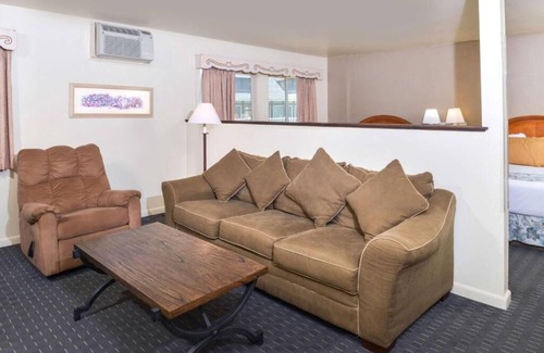 Solvang Hotel | 4 Relaxing Units Perfect for Groups, Pool, Quick Drive to Santa Ynez River