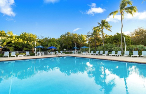 Tavernier Apartment | 4 Relaxing Units w/Ocean View, Full Kitchen, Outdoor Pool, Beach Access!