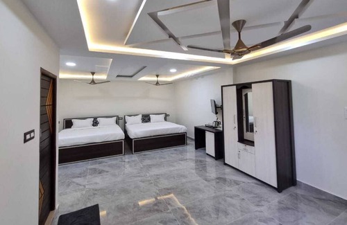 Pondicherry Beach Bed & Breakfast | 4 rooms are there. And also family rooms are there. Cinema theatre is there, bir