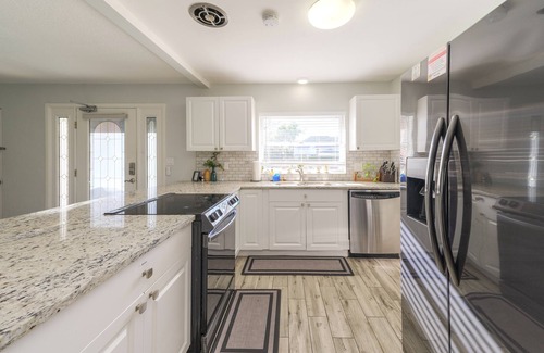 Edgewood House | 4 Rooms, Lake, Pool, Hot Tub, Bocce Ball, Putting Green, Fire Pit, Cold Plunge