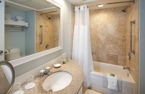 St. Pete Beach Hotel | 4 Rooms With Balcony, Ideal for Water Enthusiasts, 5 Swimming Pools, Parking!