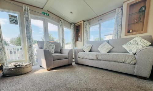Patrington Haven House | 4 Sandringham, Patrington Haven, Hot Tub, Private garden & Parking