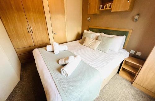 Patrington Haven House | 4 Sandringham, Patrington Haven, Hot Tub, Private garden & Parking